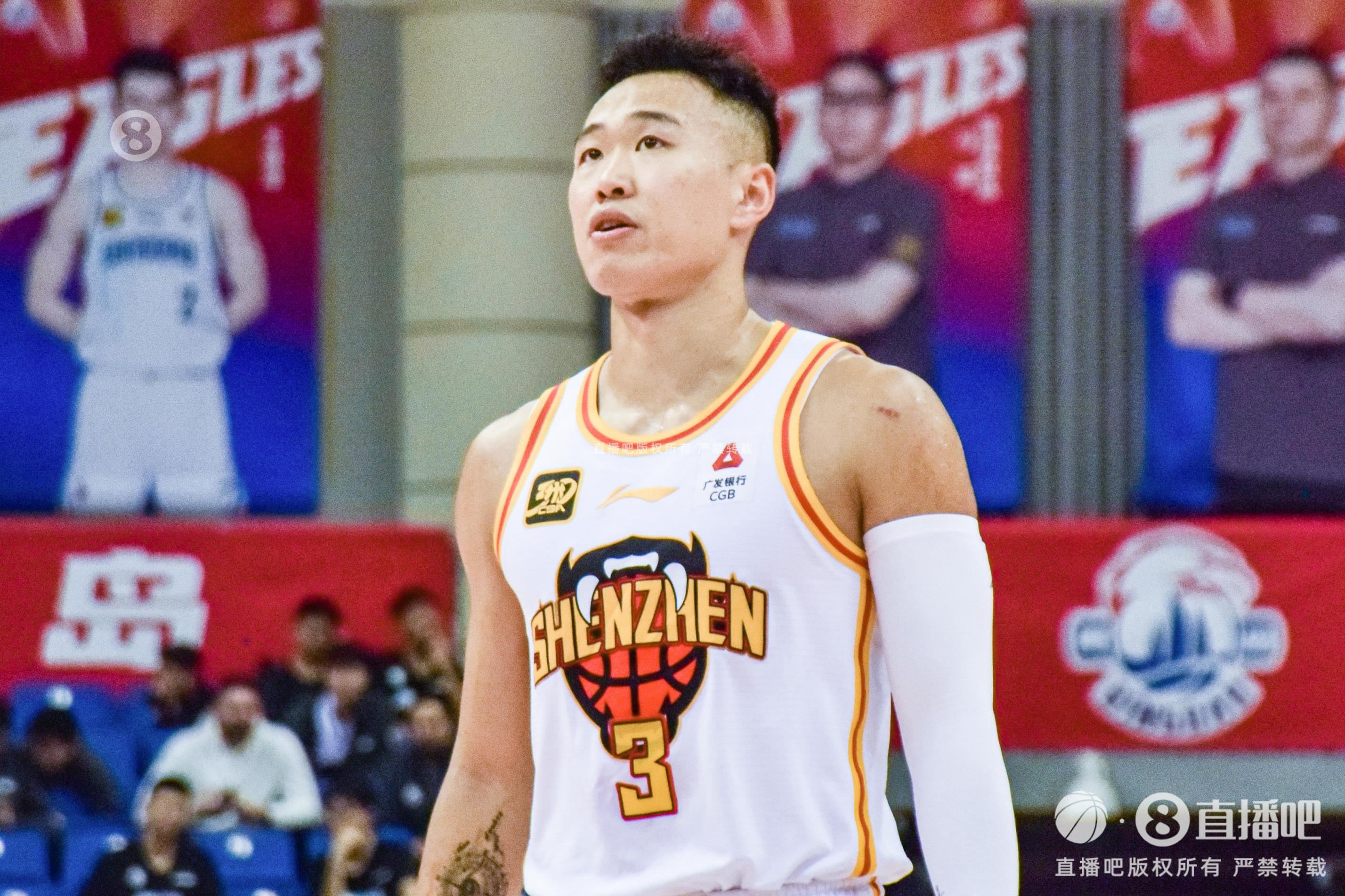 下半場(chǎng)沒(méi)給打！賀希寧14分鐘3中0無(wú)得分 僅拿3籃板